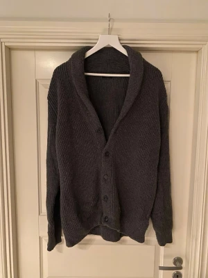 Massimo Dutti Cardigan - Tjena! Säljer nu denna sjukt snygga cardigan kofta från Massimo Dutti. Storlek L och i fint skick! Priset är ej hugget i sten så hör av dig vid minsta fundering:)