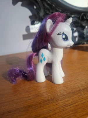 My Little Pony Rarity G4 - Jätte fin rarity med silkigt hår, hon är inte lekt med🫶. Köp 2 ponnys på min sida och få 50%rabatt på köpet