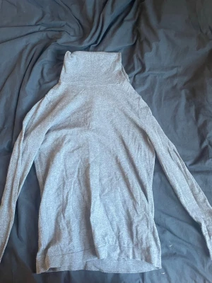 Grå polotopp från Lexington XS - Säljer en stilren grå polotopp från Lexington i storlek XS. Toppen har lång ärm och hög polokrage, perfekt för lager-på-lager och en clean look. Materialet känns mjukt och lätt, vilket gör den bekväm att bära hela dagen. Kontakta gärna ❤️