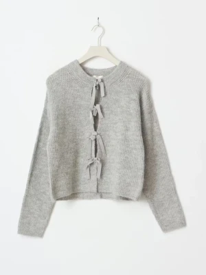 Jättefin grå stickad kofta med rosetter - Supersöt grå stickad kofta från Gina Tricot med tre dekorativa rosetter framtill istället för knappar. Perfekt för lager på lager och en mysig look. Använd ett fåtal gånger men i mycket bra skick. 💓