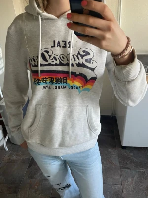 Ljusgrå hoodie  - Snygg ljusgrå hoodie från Superdry Endast använd ett fåtal gånger💕 Passar S och M 