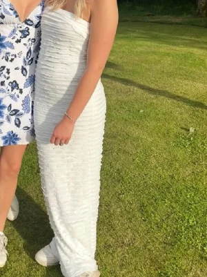 Nelly klänning - Superfin vit tubklänning med fina volangdetaljer, endast använd en gång, mycket bra skick!🩷 I strl s men passar även xs