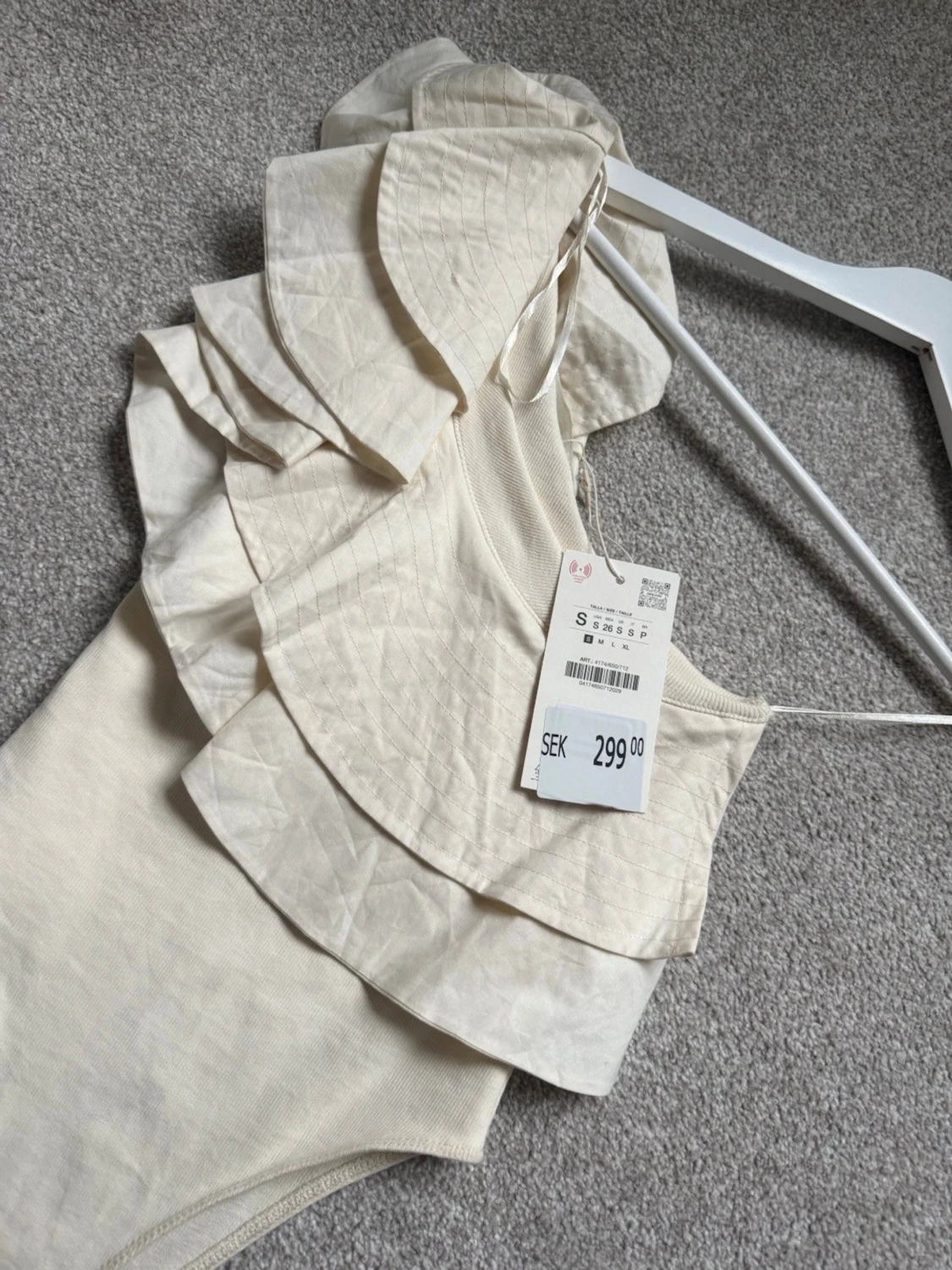 Krämvit body med volanger, Zara  - 1