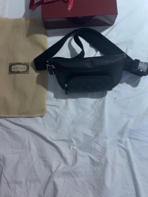Svart guci bag  - Säljer min svarta midjaväska i bra skick. Vid frågor hör av er 