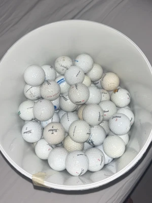 Titleist golfbollar ca B klass (ej vattenskadade) - Har ganska många golfbollar och vill rensa lite nu har inget fast pris men kom med förslag på hur många ni vill ha för många priser. Vissa bollar är oanvända och vissa har lite användning men ingen är skadad eller sämre.
