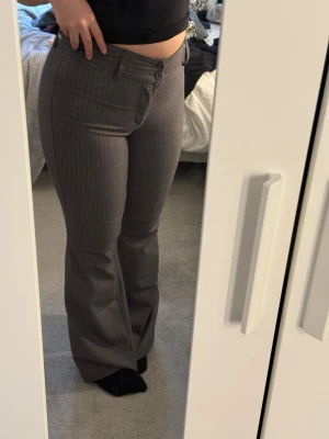 Grå kostymbyxor - Super snygga kostymbyxor som inte passar mig mer🤍