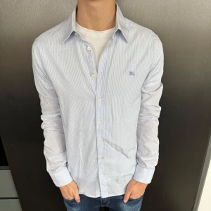 Burberry skjorta - Burberry skjorta | storlek 15-38, vilket motsvarar s-m | slim fit | självklart äkta | personen på bilden är 180 och väger 70kg | Hör gärna av dig vid frågor och funderingar! Pris går att diskutera vid snabb affär! | 