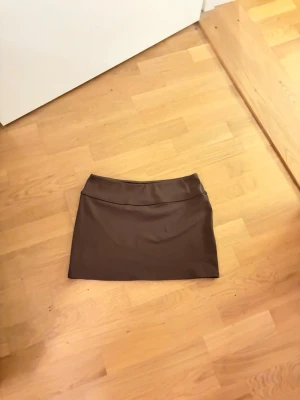 Brun minikjol - Från hm.