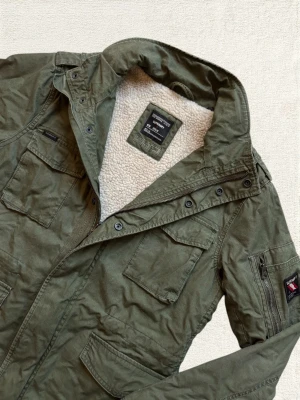 Superdry Fieldjacket - En mycket trevlig fieldjacket från Superdry i en fin ton av grön! Hör av dig vid frågor! 