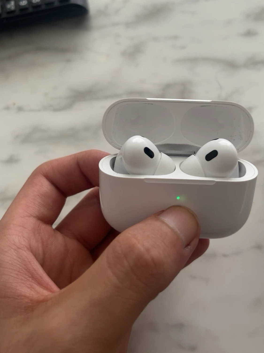 Apple AirPods Pro med laddningsetui