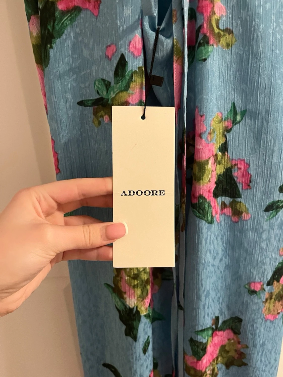 Blommig blå långklänning med snörning från Adoore - 3