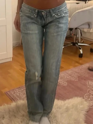 Ljusblå raka jeans med låg midja - Säljer ett par jättefina jeans som tyvärr är för små för mig. Midjemåttet är 36cm och innerbenslängden är 76cm. Lågmidjade jeans med slitningar. 