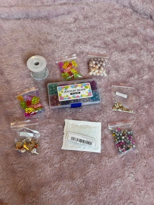 Små berlocker! - Säljer dessa olika berlocker och kedja, kan köpas hur man vill! Allt kommer säljas billigt, pris kan diskuteras beroende på vilka berlocker!