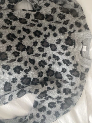 Grå leopardmönstrad stickad tröja - Sägrå stickad tröja från Stories i storlek S (36-38)  köpt av en annan användare på vinted💕 skriv om frågor!