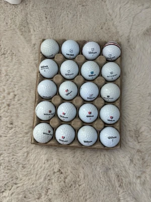 Golfbollar från Wilson - Säljer ett set med vita golfbollar från Wilson. Bollarna har klassisk dimple-design och är tillverkade i slitstarkt material. Perfekt för dig som vill fylla på golfbagen med flera bollar inför säsongen.