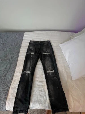 Svarta jeans från supply n demand - Svarta jeans från supply n demand, har använt den 2 gånger, inga skador eller fläckar. Passar till storlek W29