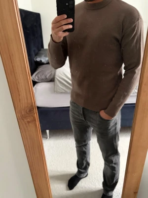 Brun tröja - Stilig tröja från Zara i storlek S. Ribbstickad vid hals och ärmens slut. Perfekt till våren! Inge defekter alls! Bara att kontakta vid funderingar!🌟