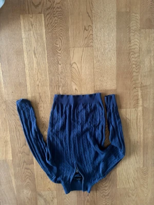 S.C.W zip up  - Säljer en mörkblå stickad tröja med en polo design storlek S och är knappt använd 