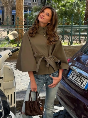 Grön jacka  - Militärgrön jacka i trenchcoat material. Det är en perfekt jacka till vår/sommar när det börjar bli varmare ute. Den är i storlek xs/s. Använd en gång, säljer då jag inte känner att den passar mig. Köpt för 450. 