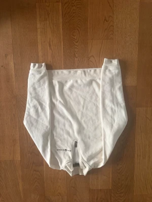 Sail racing hoodie vit  - Säljer en vit hoodie från sail racing är i nytt skick och är storlek 170 