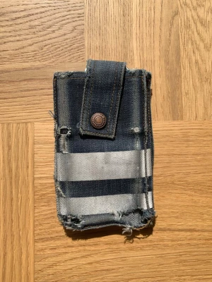 Momotaro GTB Wallet - Unik plånbok från Momotaro i denim tyg. Plånkan har naturliga tecken på användning så som mindre revor och fades. Skriv vid frågor eller funderingar! /william