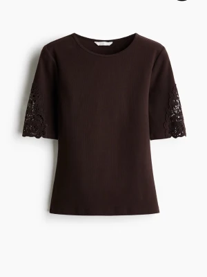 Brun topp med spetsdetaljer - Mörkbrun topp från Hm som är slutsåld på hemsidan.