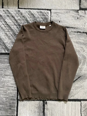 Lindbergh Tröja - Säljer en fin, snygg och oanvänd tröja från Lindbergh. Kom aldrig till användning så jag tänkte jag kunde sälja den. Pris går att diskuteras!