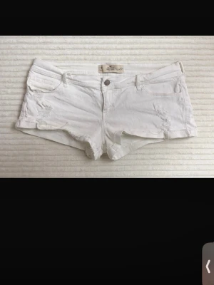 Vita jeansshorts från Hollister  - Säljer ett par fina vita jeansshorts från Hollister i storlek L/XL. Dom är i väldigt bra kvalitet, behöver bara strykas lite och täcker hela rumpan. (Jag är 174 cm) 🌟säljer pågrund av att dom är väldigt förstora för mig 