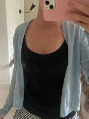 Ljusblå kofta - Söt och mysig, ljusblå kofta från Vila som är perfekt inför sommaren! Den har ribbstickade muddar vid ärmslut och nederkant. Den passar både S och XS.