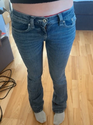 Bootcut jeans  - Ett par lite mörkare blå bootcut jeans från Ginatricot, i storlek 32. Väldigt lowwaist. Inte använda så mycket. Kom privat för frågor! 💕