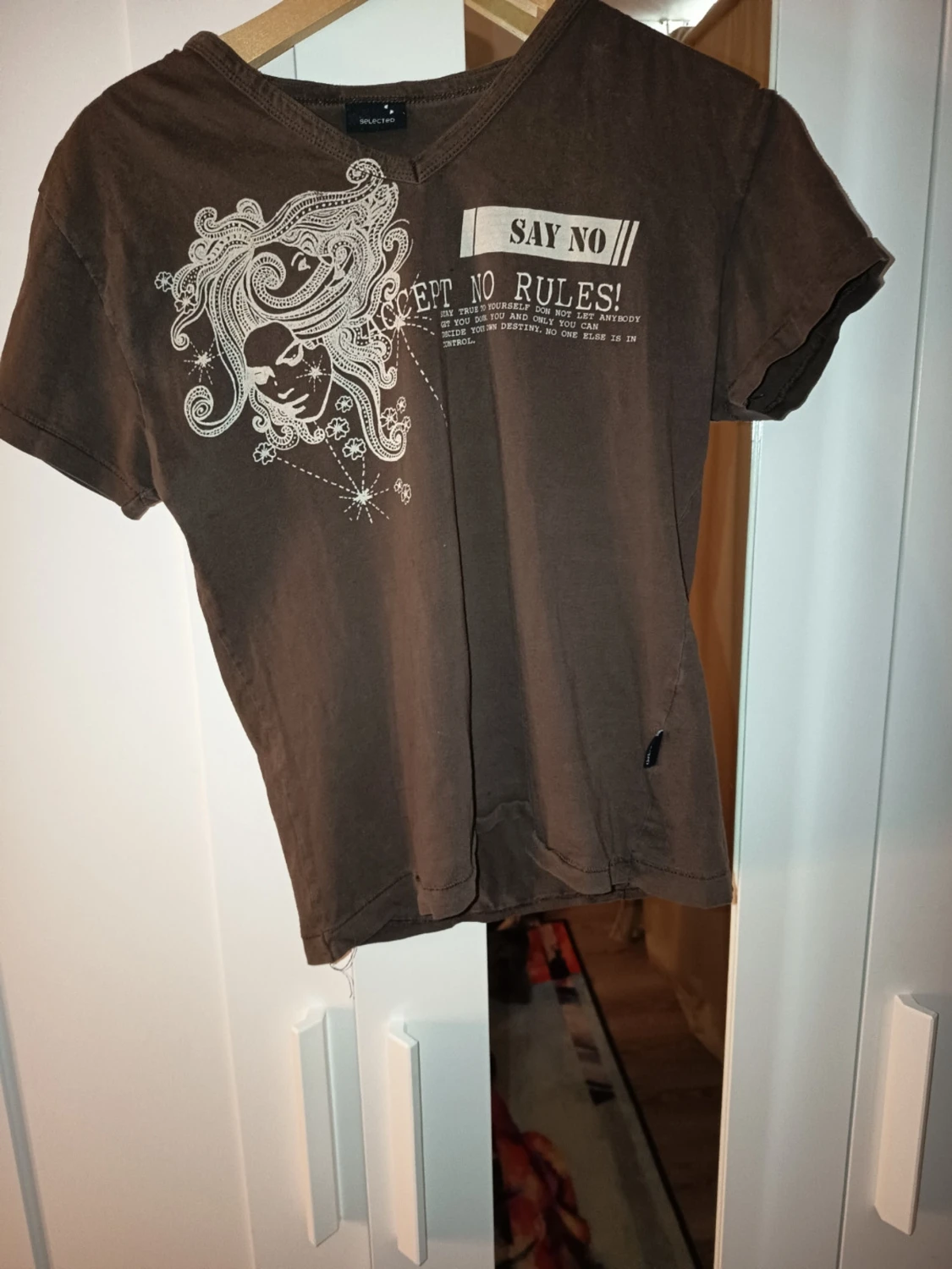 Brun t-shirt med tryck och v-ringning