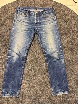 Apc selvedge jeans - Säljer dessa sjukt snygga apc selvedge jeans med bra passform och snygga fades. 