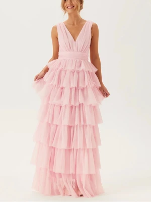 Ljusrosa volangklänning i tyll från Bubbleroom - Supersnygg lång klänning i ljusrosa tyll med flera lager volanger och djup v-ringning både fram och bak. Klänningen har breda axelband och markerad midja för en elegant siluett. Perfekt för dig som vill sticka ut med en romantisk look. Den är i nyskick då jag skulle ha den till balen men hittade en annan balklänning istället. Köpt för 1799kr från bubbleroom och har prislapp kvar.