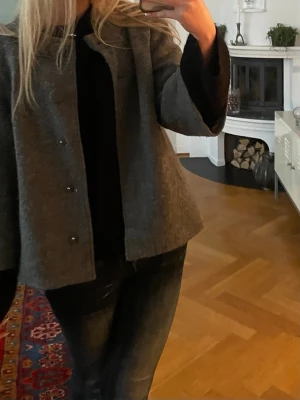 Trekvartsärmad kappa - Säljer denna jättefina kappa med trekvartsärm då den inte kommer till användning. Väldigt bra kvalitet (något nopprig) men inget som jag tycker är märkbart. Den är från hm men säljs inte längre. Hör av dig för fler bilder. 