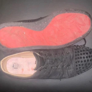 Loubs - • Höger sko: Sidan på skon har blivit sydd/lagad. • Vänster sko: Sidan är lite sliten. • Innersulorna och undersulorna visar tydligt slitage, vilket är normalt för använda skor. • Alla nitar på tårna sitter kvar