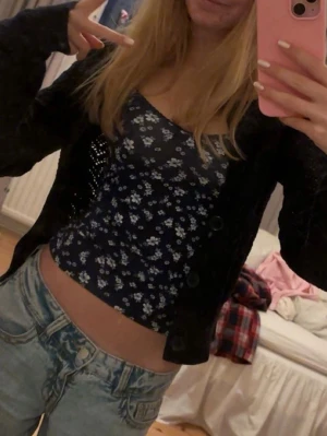 Mörkblå kofta - Söt mörkblå kofta från Gina Tricot. Barnstorlek men passar mig som brukar ha xs💕