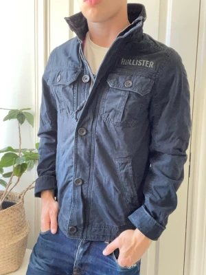 Hollister fieldjacket  - Hollister fieldjacket - tunt fodrad. Inga defekter! Modellen i bilderna är 180 cm 75 kg och bär Storlek S, Kom med frågor! 🌟 (Kan gå ned i pris vid köp av paket 😉) 