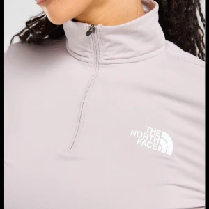 Oanvänd The North Face tröja💜 - Oanvänd pastell lila The North face tröja med dragkedja fram. Kan även användas som tränningströja. Den är croppad och köpt från Zalando