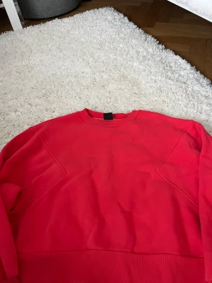 Rosa sweatshirt från Gina Tricot - En snygg rosa sweatshirt från Gina Tricot i storlek XS. Tröjan har rund halsringning, ribbade muddar och är gjord i mjukt material. Perfekt för en chill och avslappnad stil.