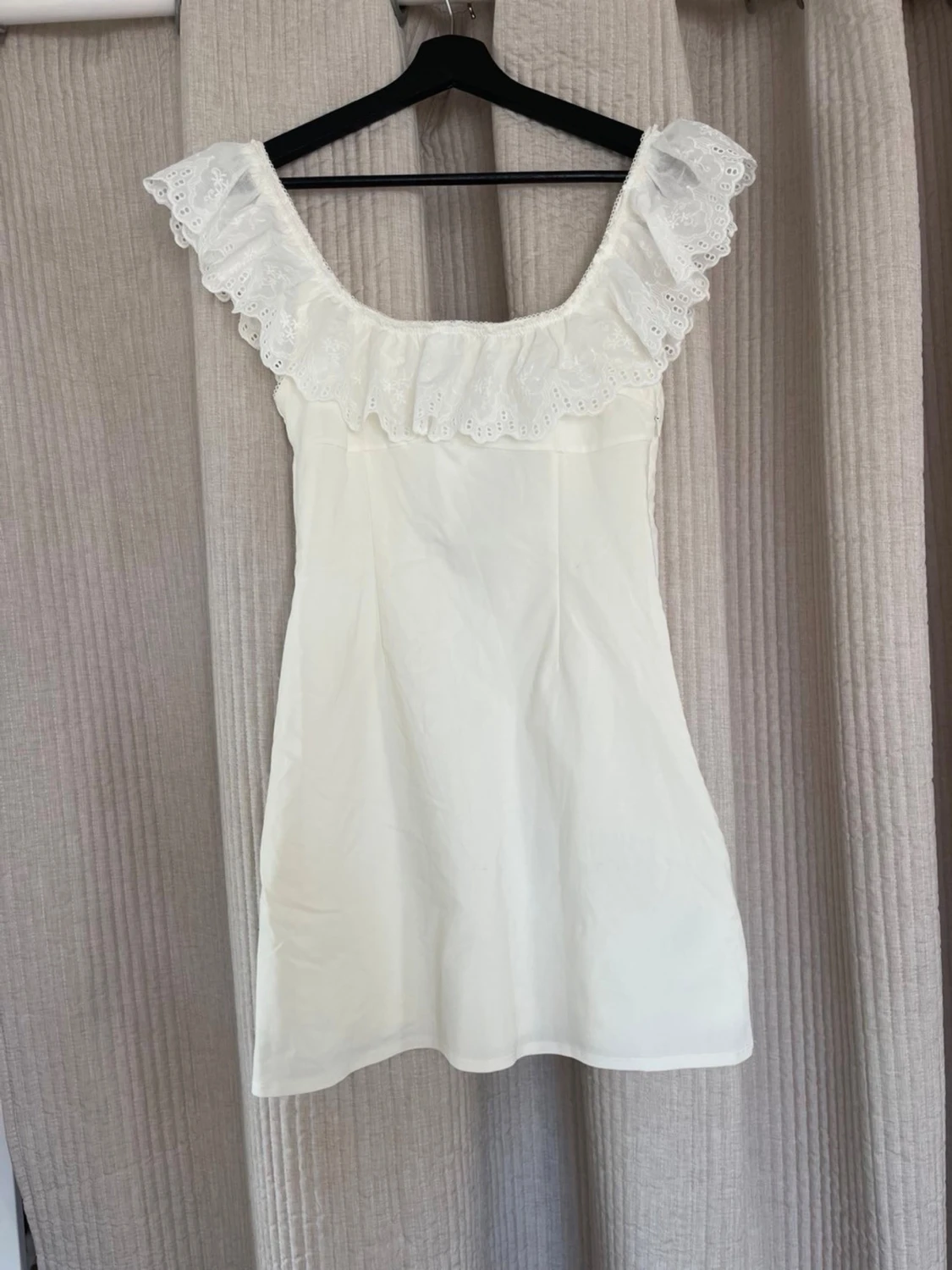 Vit kort klänning med spetsvolang