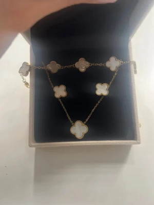 Vita fyrklöver set  - Säljer örhängen, halsband, armband från swedora som tyvärr aldrig kommit till användning. Pris går att diskutera☺️