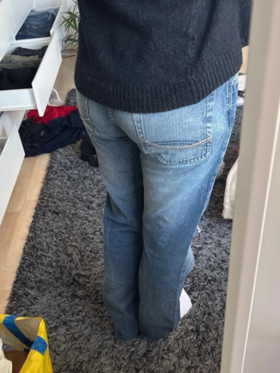 Blå raka jeans med slitningar - 1