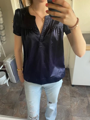 Fin blåa blus - Fin blå blus, perfekt till sommaren. Köpt på plick men säljer vidare💗passar s och xs