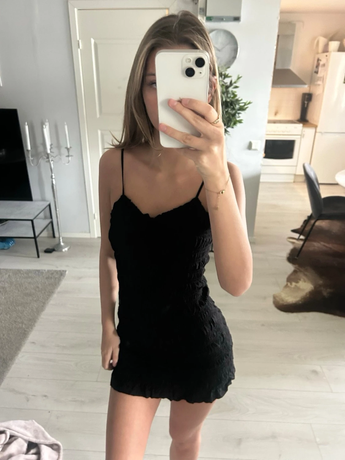 Svart kort klänning med smala axelband - 2