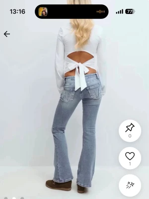 Bootcut ljusblå jeans - Säljer ett par ljusblå bootcut jeans med klassiska fickor bak och snygga sömdetaljer. Jeansen har hög midja och utsvängda ben, perfekta för en trendig och avslappnad look. Tillverkade i mjukt denimtyg.