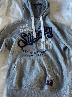 Superdry hoodie - En fräsch superdry hoodie i storlek M. Står öppen för eventuella byten och priset är ej hugget i sten!