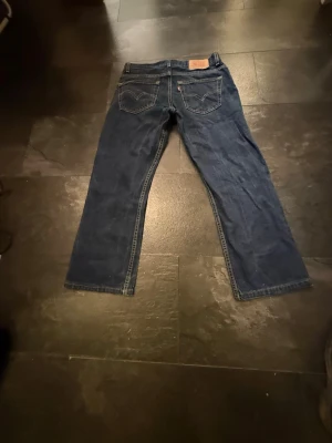 Levi's raka blå jeans - Levis jeans bootcut . Perfekta för en avslappnad och tidlös stil.