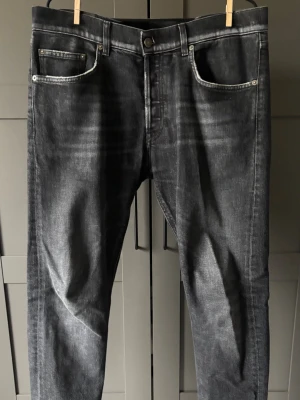 Svarta tvättade dondup ICON jeans  - Säljer ett par grå jeans med tvättad look och lite rakare passform(ICON w33). Klassisk femficksmodell med raka ben och normal midja. Jeansen har snygga slitningar och är perfekta för vardaglig användning. Dessa är i denim är köpta i italiensk butik🇮🇹och medfår riktigt sköna slitningar med tiden och användning vilket är väldigt unikt och personligt! Nypris på dessa är ca 4000kr! (Pris går att diskuteras)
