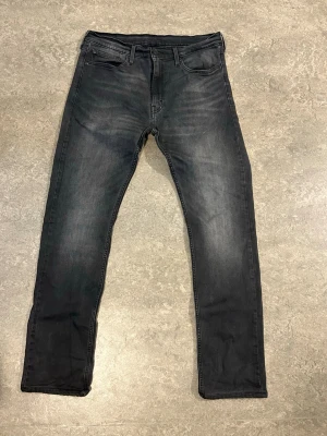 Svarta levis 513 - Svarta slim straight levis 513 jeans. Har använts en gång. Har kortats ner och sitter som 34/32. Har fler av samma model i olika färger i min profil