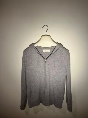 Merinohoodie sayless - Kashmirhoodie med zip från Sayless i storlek XS, men passar även dig som vanligtvis har S om du vill ha en mer slim fit look. Hoodien är i nyskick, endast använd ett fåtal gånger och har inga tecken på slitage.  Nypris: 899 kr